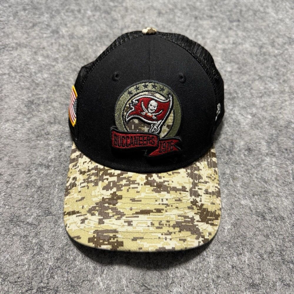 Tampa Bay Buccaneers New Era 9FORTY Hat 2022 Salute To Service Trucker Snapback